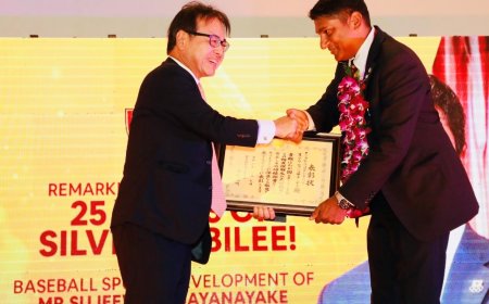 බේස්බෝල් ක්‍රීඩාව හරහා ජපාන-ශ්‍රී ලංකා සබඳතා වෙනුවෙන් දක්වන ලද විශිෂ්ඨ දායකත්වය අගයමින්, සුජීව විජයනායක මහතා “තානාපතිතුමාගේ ප්‍රශංසාවෙන්” (Ambassador's Commendation) පිදුම් ලබයි