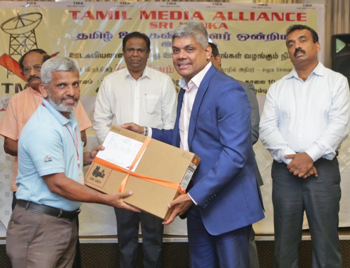 ශ්‍රී ලංකා මාධ්‍ය ඉතිහාසයේ ප්‍රථම වරට මාධ්‍යවේදීන් 90කට ලැප්ටොප් සහ ජංගම දුරකථන