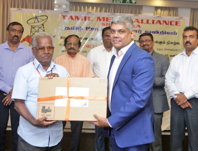தமிழ் ஊடகவியலாளர் ஒன்றியத்தின் முன்னெடுப்பு : ஊடகவியலாளர்களுக்கு சுமார் 1.5 கோடி ரூபா பெறுமதியான மடிக்கணினி, செல்போன்கள் வழங்கி வரலாற்றுச் சாதனை